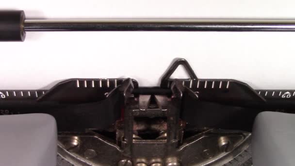 ein Nahaufnahme-Video der Worte "Mykologie 101", die auf weißem Papier in einer alten manuellen Schreibmaschine getippt werden. Schuss im Makro. - Filmmaterial, Video