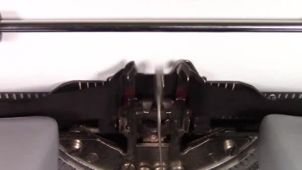 Een close-up video van de woorden "huren van 101" wordt getypt op wit papier in een oude handmatige typemachine. Opname in macro. - Video