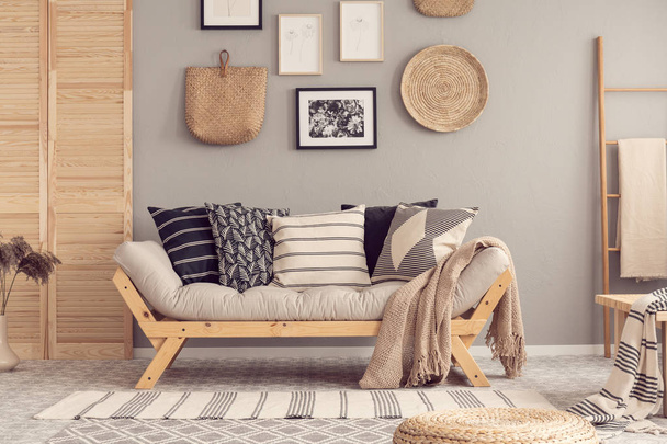 Sala de estar escandinava com mobiliário de madeira e natural
 - Foto, Imagem