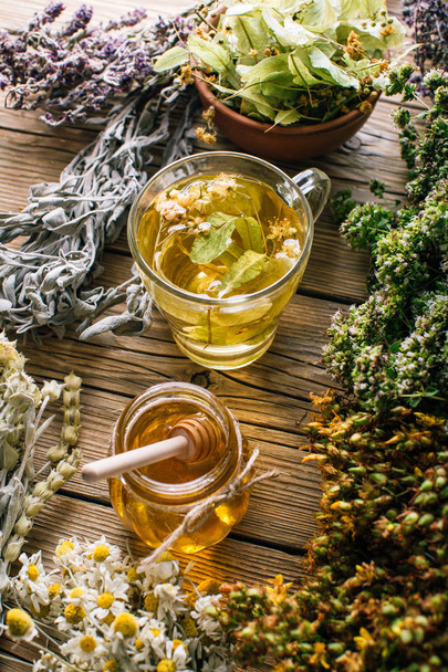 Cosecha de hierbas, té de flores y miel, medicina alternativa
 - Foto, Imagen
