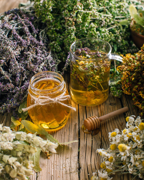 Cosecha de hierbas, té de flores y miel, medicina alternativa
 - Foto, Imagen