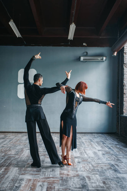 クラスでのバロムダンストレーニングのエレガンス男女。スタジオでプロのペアダンスの女性と男性のパートナー - 写真・画像