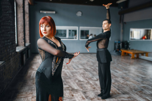 Hombre y mujer en entrenamiento de baile de balrom en clase. Parejas femeninas y masculinas en pareja profesional bailando en estudio
 - Foto, Imagen