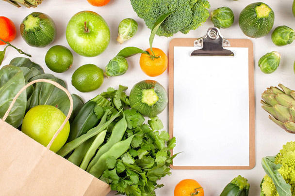 frisches Bio-Gemüse in grüner Farbe. Konzept der gesunden Ernährung - Foto, Bild