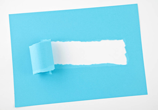 Χαρτί με σκισμένο χρώμα, οπή στο φύλλο χαρτιού - Φωτογραφία, εικόνα