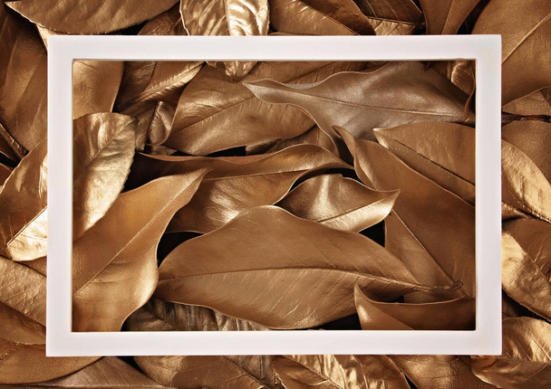 bordo cornice sopra lo sfondo foglie d'oro
 - Foto, immagini