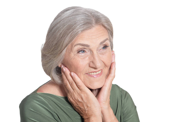 эмоциональная пожилая женщина позирует изолированно на белом фоне
 - Фото, изображение