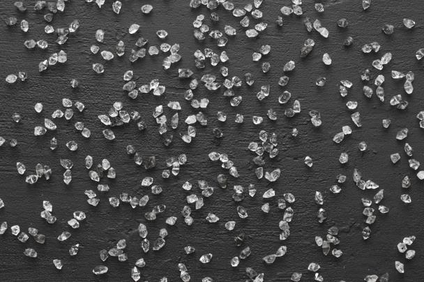 Разбросанные бриллианты на черном фоне. Сырые алмазы и минин
 - Фото, изображение