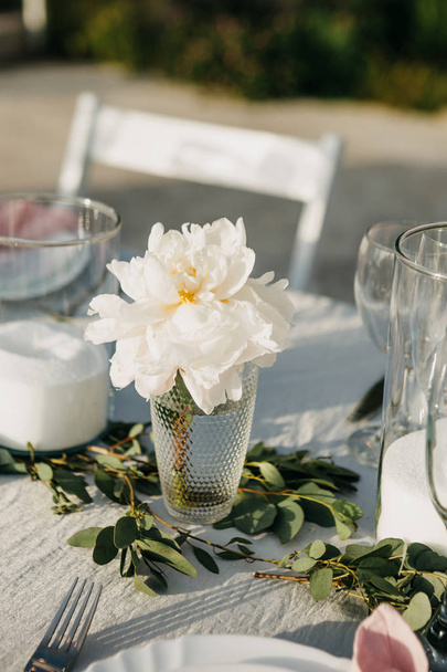 Krásná bílá květinka na stole - Fotografie, Obrázek