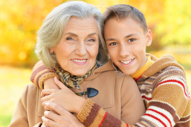 счастливая бабушка и внук позируют в парке
  - Фото, изображение