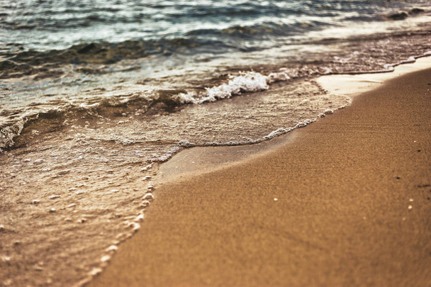 Playa de arena con olas suaves
 - Foto, imagen