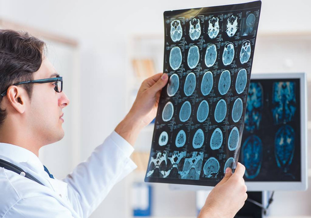 lekarz radiolog patrząc na zdjęcia rentgenowskie - Zdjęcie, obraz