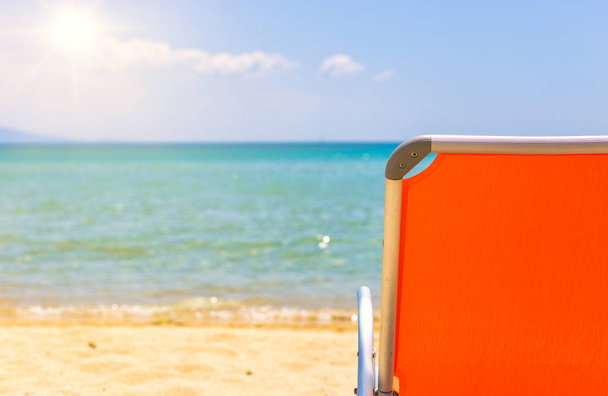Cadeira de praia vazia com bela vista para o mar
 - Foto, Imagem