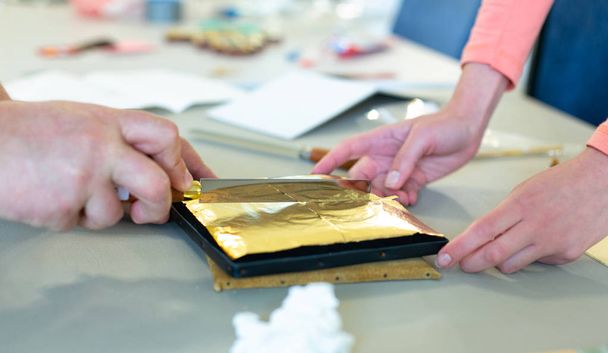 Vergoldung Thema mit einem Blatt aus geschlagenem Gold und Klinge - Foto, Bild