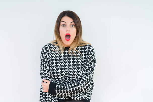 Mladá žena nosí ležérní svetr izolované pozadí strach a šokován s výrazem překvapení, strach a vzrušený obličej. - Fotografie, Obrázek