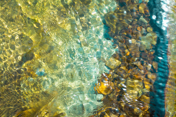 la textura del fondo del río a través del agua. guijarros del río en el agua. río de montaña, lugar para el texto
, - Foto, Imagen