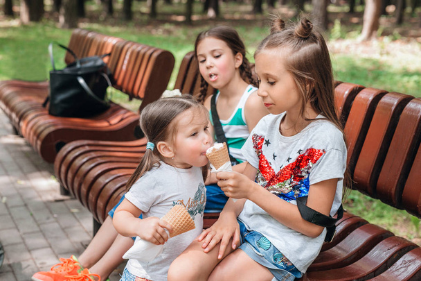 Cute girl share ice cream with her little sister - Fotó, kép