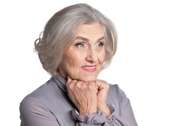 emotionele Senior vrouw poseren geïsoleerd op witte achtergrond - Foto, afbeelding