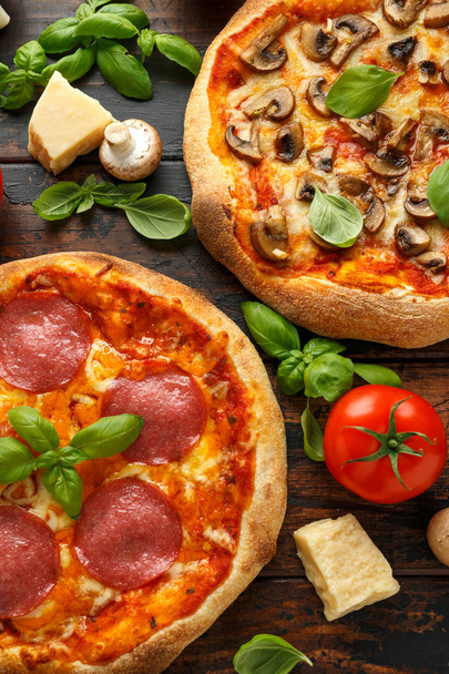 Házi pepperoni, szalámi, bazsalikomos Pizza gombával, paradicsom, sajt, fából készült asztal. fogyasztásra kész - Fotó, kép