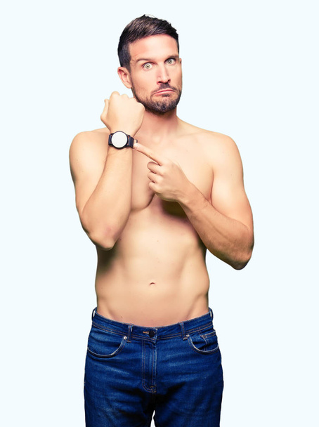 Przystojny mężczyzna shirtless wyświetlone nagie piersi w pośpiechu, wskazując oglądać czas, niecierpliwość, zdenerwowany i zły za opóźnienie terminu - Zdjęcie, obraz