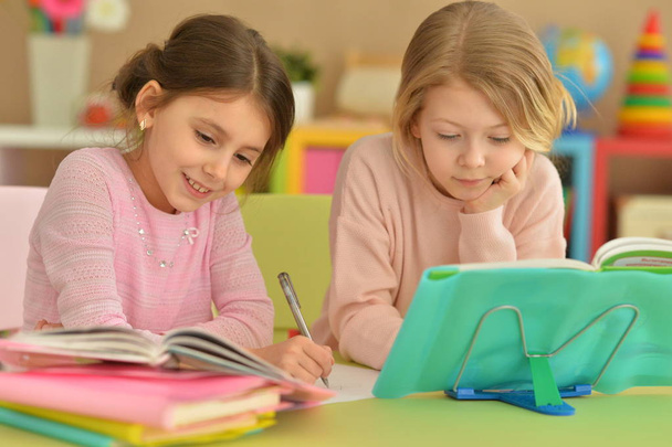 Дві красиві маленькі дівчата допінг домашнє завдання
  - Фото, зображення