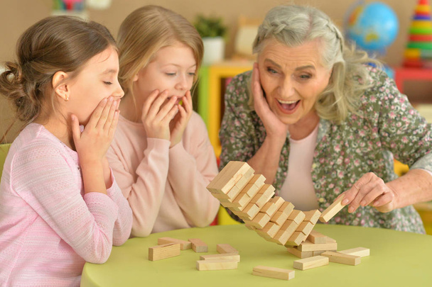 Счастливая семья играет с блоками вместе - Фото, изображение