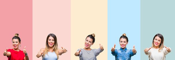 Collage von jungen schönen Frau über bunten Vintage-Streifen isolierten Hintergrund zustimmend positive Geste mit der Hand, Daumen nach oben lächelnd und glücklich für den Erfolg. Blick in die Kamera, Siegergeste. - Foto, Bild