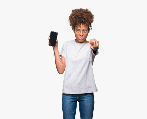 Fiatal afrikai-amerikai nő találat smartphone képernyő át ujjal mutatva, hogy a kamera és az Ön elszigetelt háttér, kéz jel, pozitív és magabiztos gesztus, az első - Fotó, kép