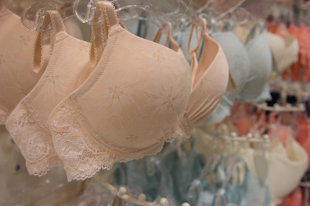 Fila di reggiseni appesi nel negozio di biancheria intima lingerie
 - Foto, immagini