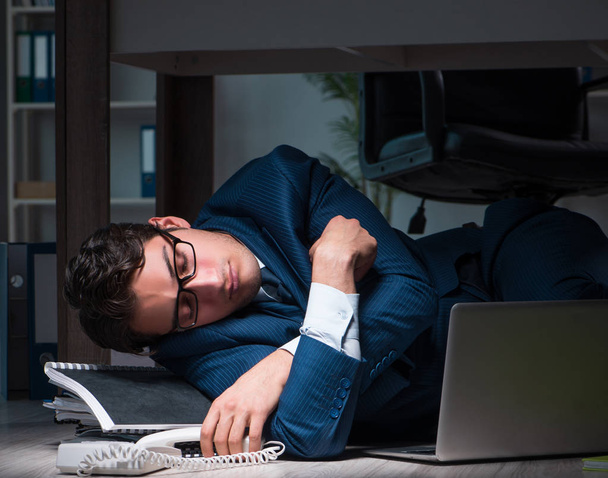 Επιχειρηματίας που εργάζεται υπερωρίες πολλές ώρες αργά στο γραφείο - Φωτογραφία, εικόνα