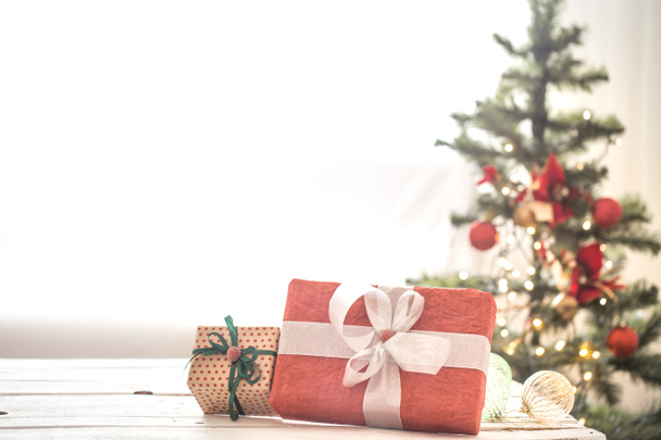 Красный подарок на Рождество огни и елку о
 - Фото, изображение