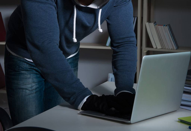 Junge Hacker hacken nachts in Computer - Foto, Bild