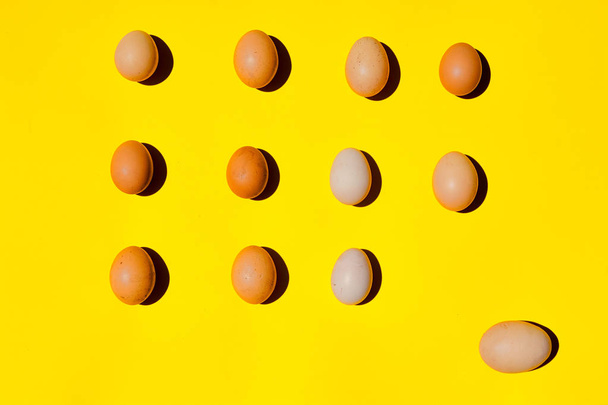 Munakuvio. Eri kokoisia munia keltaisella pohjalla
. - Valokuva, kuva