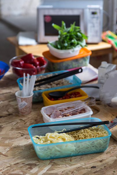 välituotteet ainesosat ruutuun ruoanlaittoon elintarvikkeiden pöydällä
 - Valokuva, kuva