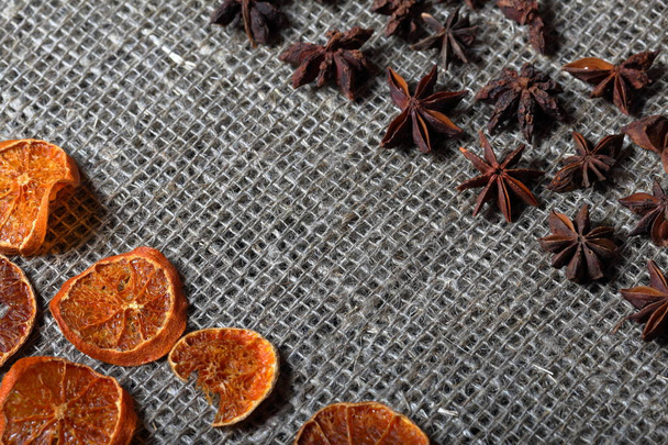 Rodajas de naranja y anís secas para decorar. Colocado sobre una tela áspera de lino
 - Foto, Imagen