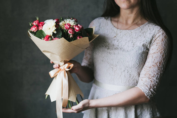 Красивый букет цветов в руках женщины - Фото, изображение