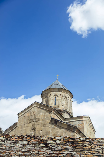 Vista en la Iglesia de la Trinidad de Gergeti en Georgia
 - Foto, Imagen