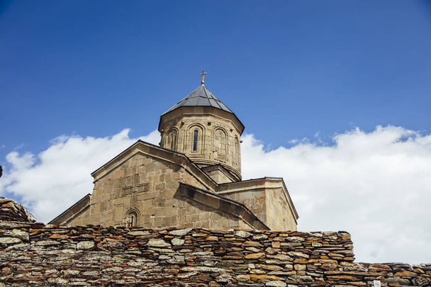グルジアのゲルゲティトリニティ教会の眺め - 写真・画像