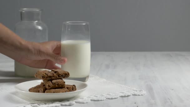 Milch zum Frühstück trinken. rustikaler Stil - Filmmaterial, Video