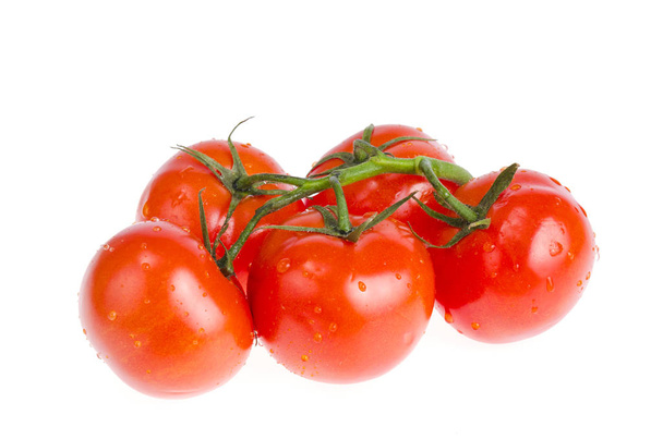 Branche de tomates bio mûres rouges isolées sur fond blanc
. - Photo, image