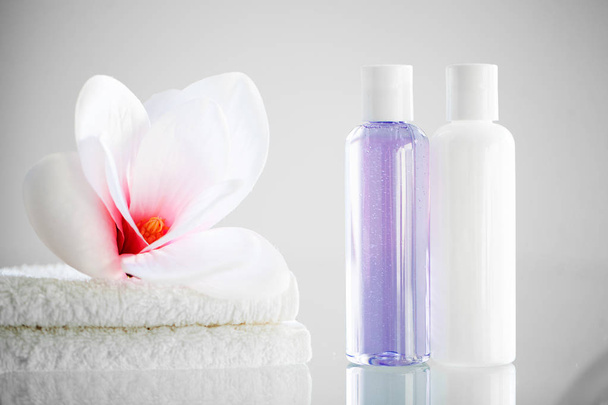 Artículos de ducha. Composición de productos cosméticos de tratamiento de spa
. - Foto, imagen