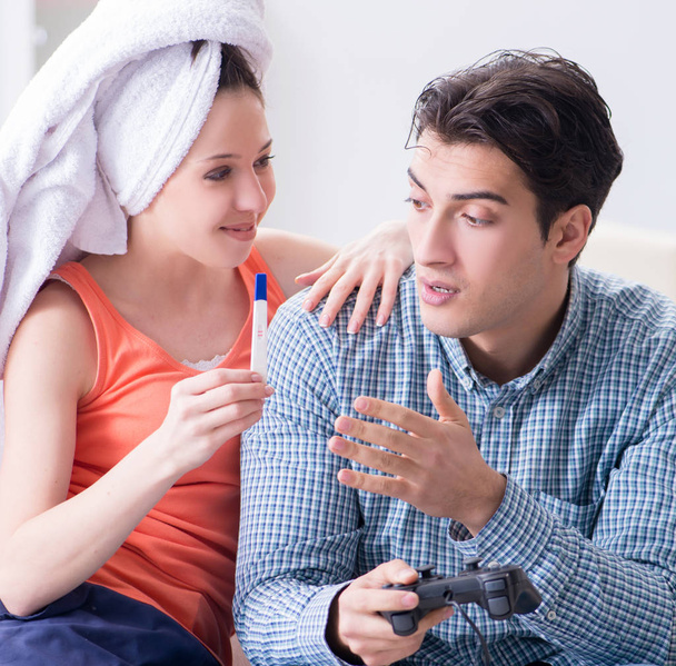 Żona i mąż patrzą na test ciążowy - Zdjęcie, obraz