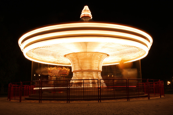 Merry-Go-Round en mouvement illuminé la nuit
 - Photo, image
