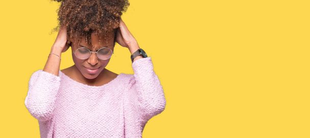 Güzel genç Afro-Amerikan kadın gözlük çünkü umutsuz ve stresli baş ağrısı acı izole arka plan üzerinde ağrı ve migren. Ellerini kafasına. - Fotoğraf, Görsel