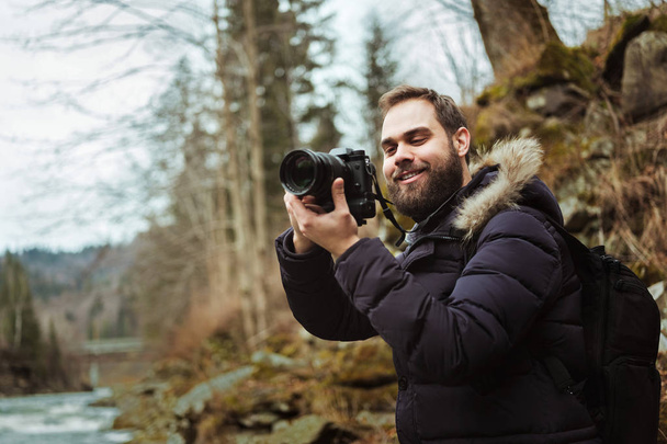 Человек путешественник фотограф с камерой фотографирования дикой природы
 - Фото, изображение