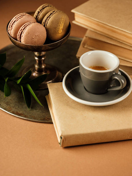Een klassieke Franse dessert Macaron en een kopje koffie - Foto, afbeelding