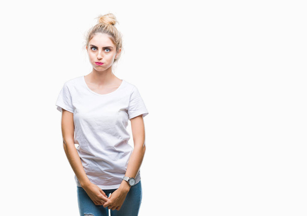 Mladá krásná blondýna žena nosí bílé tričko izolované pozadí tvorby rybí obličej s rty, šílený a komické gesto. Legrační výraz. - Fotografie, Obrázek