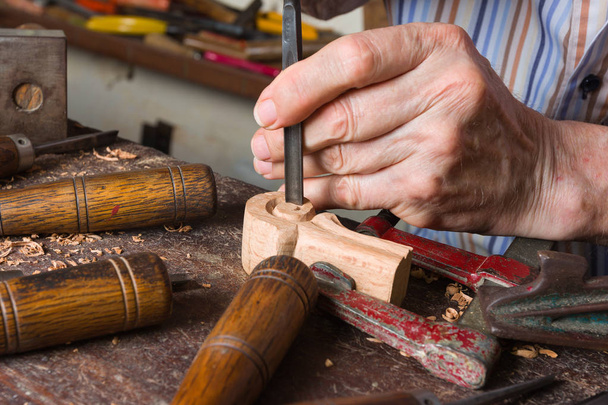 Mãos de pessoa adulta esculpir madeira com goivete
 - Foto, Imagem