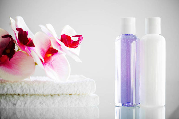 Artículos de ducha. Composición de productos cosméticos de tratamiento de spa
 - Foto, imagen
