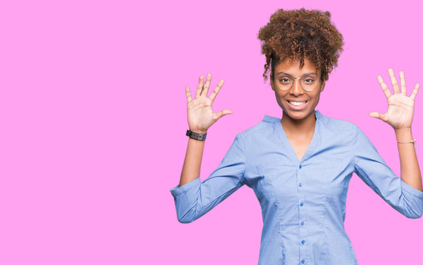 Güzel genç Afro-Amerikan iş kadını gösterilen ve parmakları ile işaret izole arka plan üzerinde kendinden emin ve mutlu gülümseyerek süre on numara. - Fotoğraf, Görsel